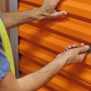 Artisan couvreur professionnel à Andon effectuant la rénovation d'un toit en tuiles